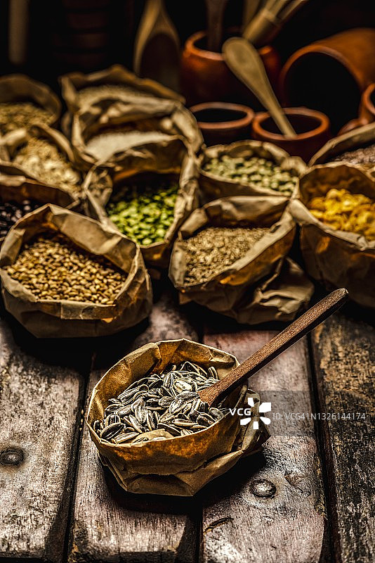 棕色纸袋中的葵花籽图片素材