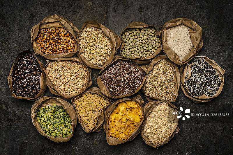 石桌上的健康种子、豌豆和薄片图片素材