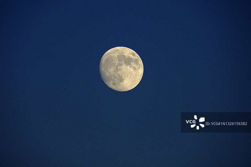 深蓝色天空下的满月特写图片素材
