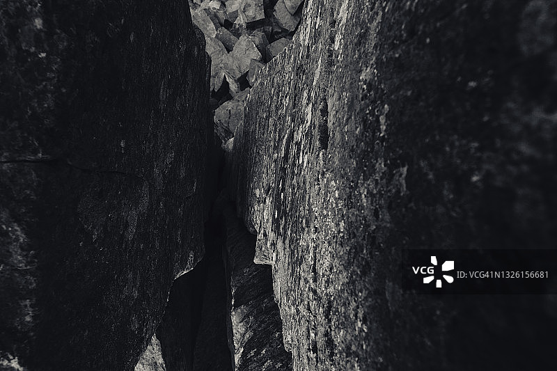 玄武岩柱深裂的自然纹理图片素材