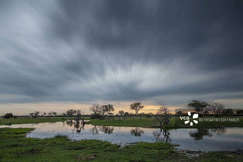 博茨瓦纳奥卡万戈三角洲的日落图片素材