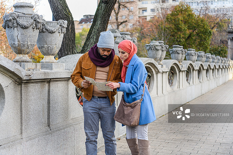 年轻游客手持地图探索城市图片素材