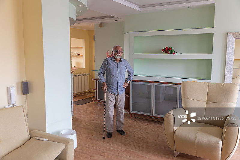 一位拄着拐杖、面带忧虑和悲伤的年长男人肖像图片素材