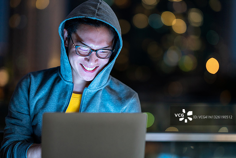 在台式电脑上工作的男性程序员图片素材