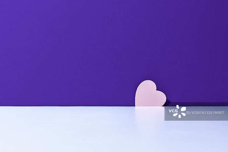 紫色背景角落的孤独之心图片素材