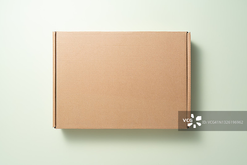绿色背景上的封闭纸板箱图片素材
