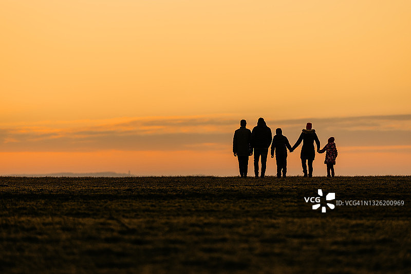 远处行走的一家人图片素材