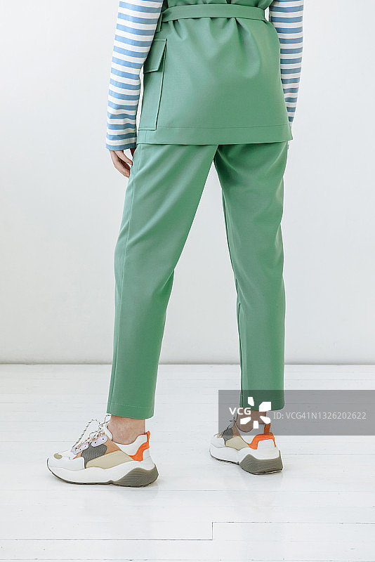 穿裤子和运动鞋的模特腿部照片图片素材