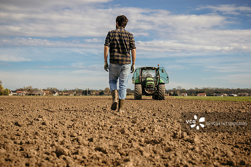 农民在农田里行走图片素材