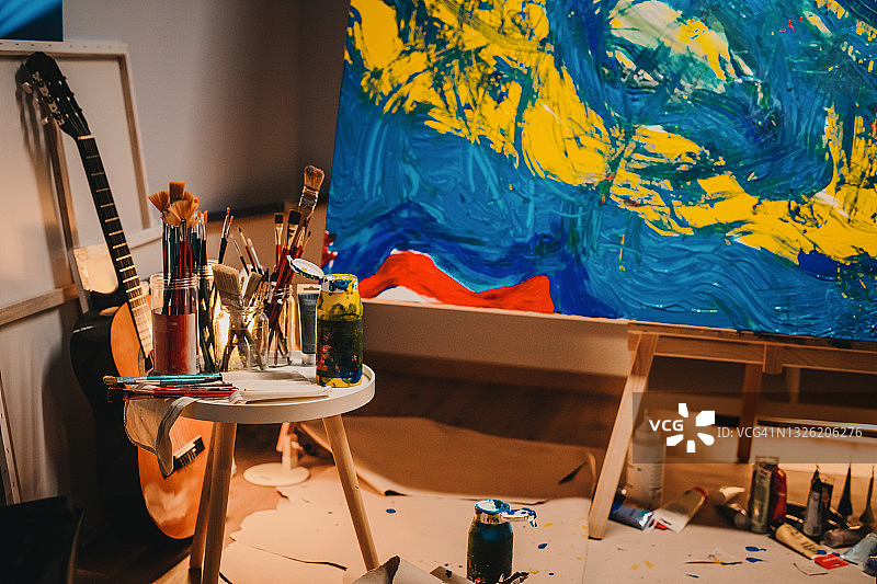 桌子上玻璃杯中放着的油漆刷图片素材