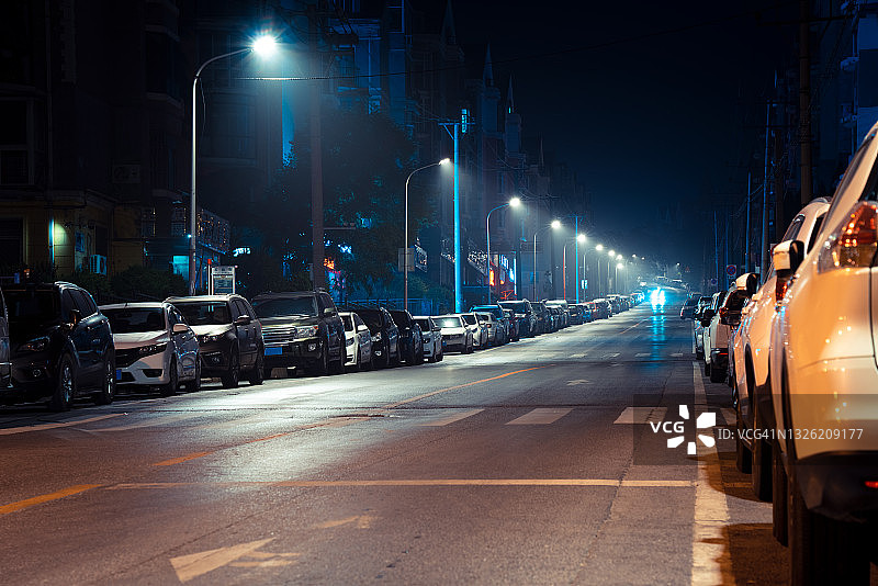 午夜时分空无一人的街道图片素材