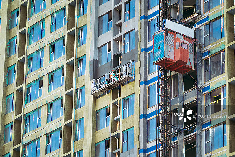 工人在建筑物外工作图片素材