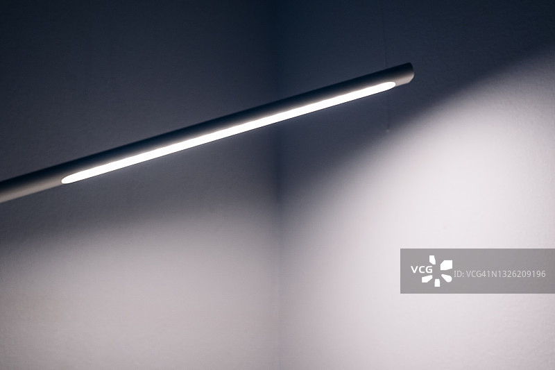 墙上点亮的电灯图片素材