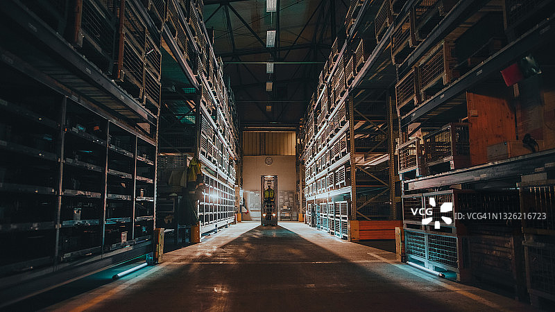 工厂内远处移动的叉车图片素材