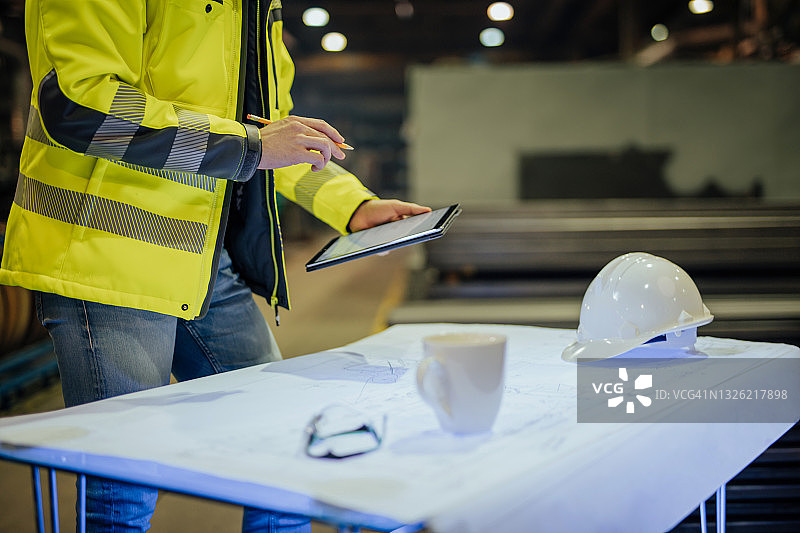 年轻工程师使用平板电脑制定项目计划图片素材