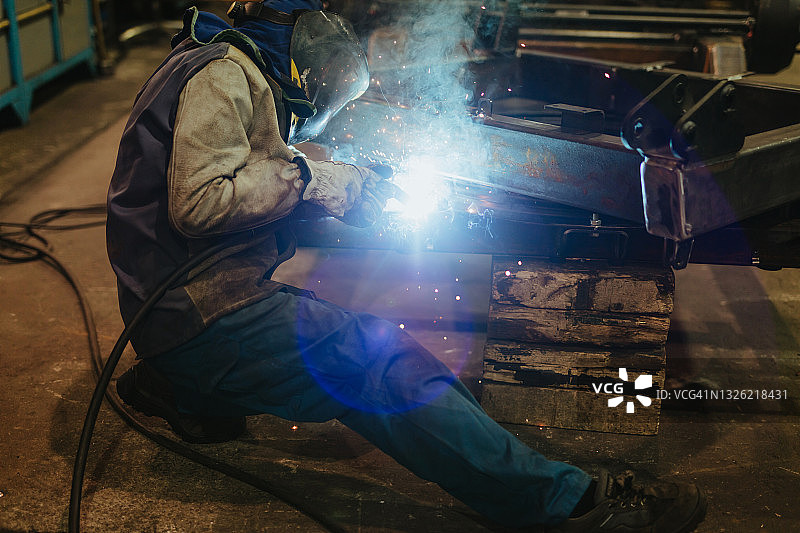 成年男子进行焊接图片素材