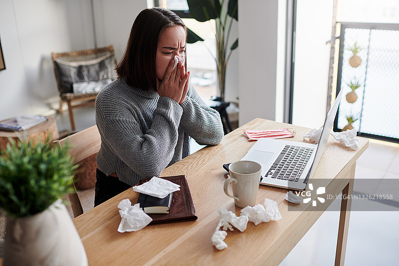 在家工作时感到不适的女士图片素材