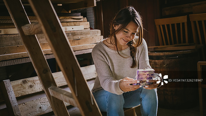沉浸在回忆中的女孩肖像图片素材