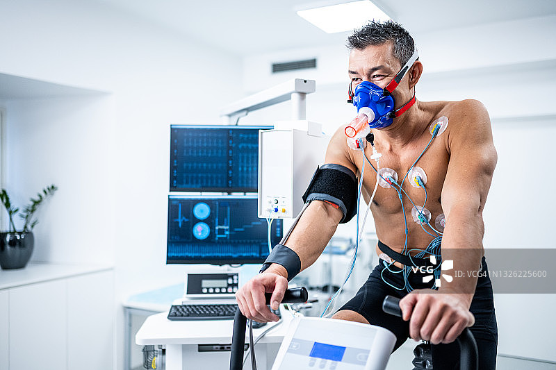 男人在诊所进行心肺功能压力测试图片素材