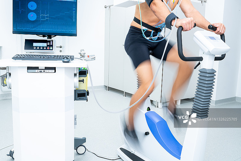 男人在诊所进行心肺功能压力测试图片素材