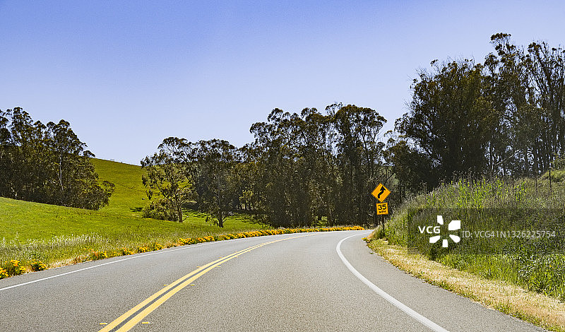 乡村道路上的警告标志图片素材