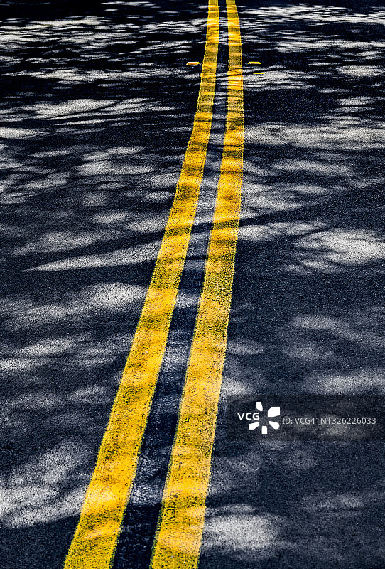 斑驳的光线落在黄色分隔线上图片素材