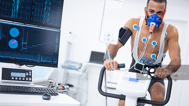 男人在诊所进行心肺功能测试图片素材