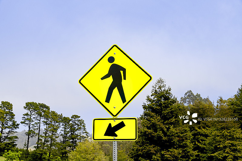 森林中的人行横道标志图片素材