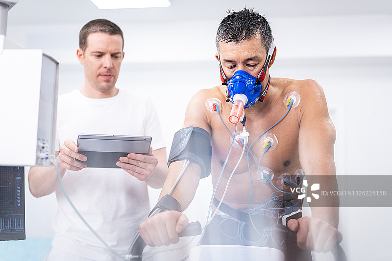 男人在诊所进行心肺功能压力测试图片素材