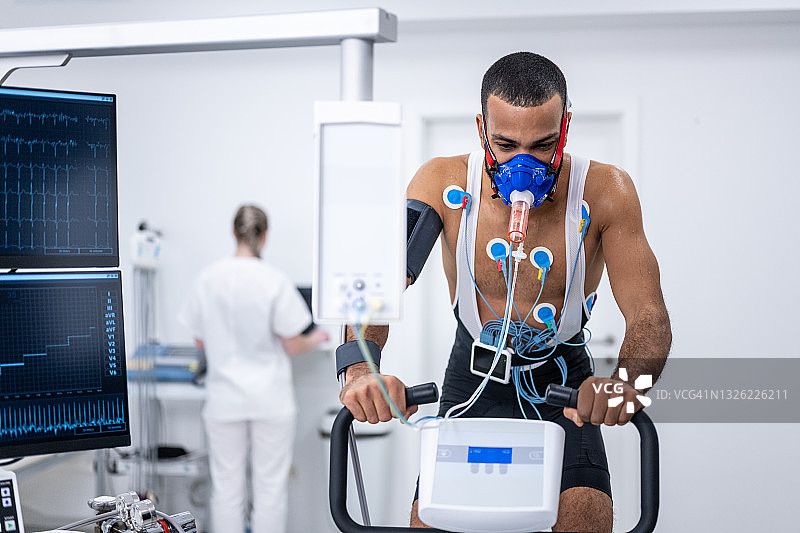 男人在诊所进行心肺功能测试图片素材