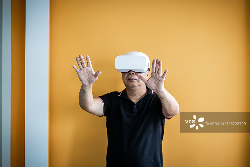 戴着VR眼镜的亚洲男人图片素材