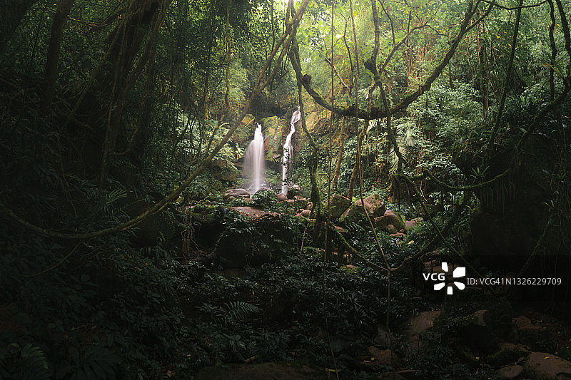 泰国楠府森林中的萨潘瀑布景观图片素材