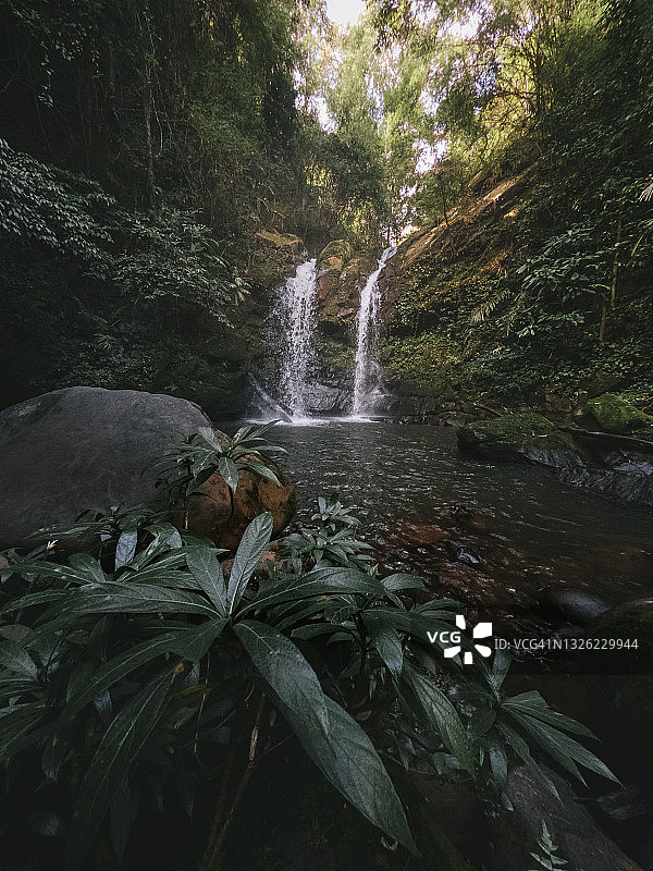 泰国楠府森林中的萨潘瀑布景观图片素材