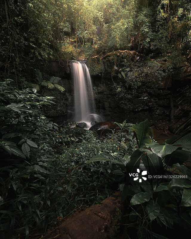 泰国楠府森林中的萨潘瀑布景观图片素材