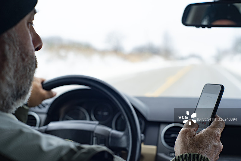 司机开车玩手机分心图片素材