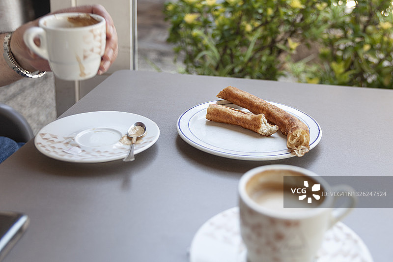 吉事果和牛奶咖啡：典型的西班牙早餐图片素材