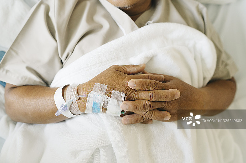 亚洲老年患者输液管特写图片素材