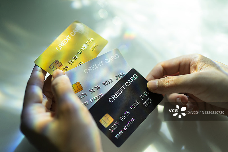 手持空白信用卡特写图片素材