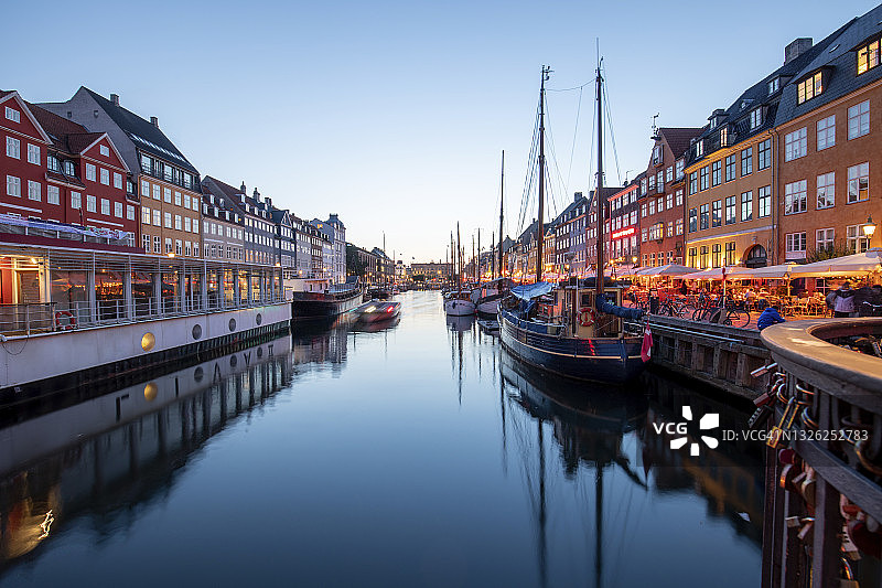 哥本哈根新港运河沿岸的彩色房屋夜景，丹麦图片素材