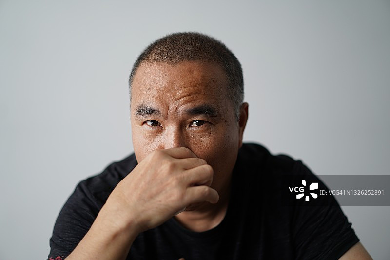 年长的亚洲男人肖像图片素材