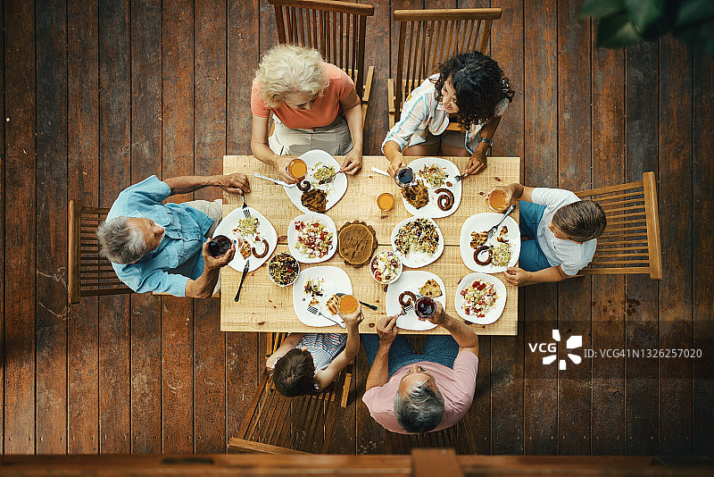 亲朋好友的聚餐派对图片素材