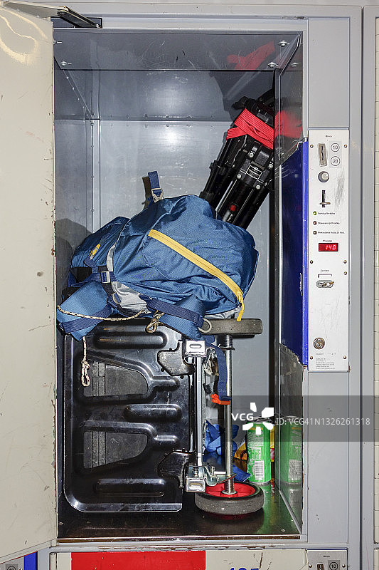 摄影器材：重型三脚架和防水滚动箱图片素材