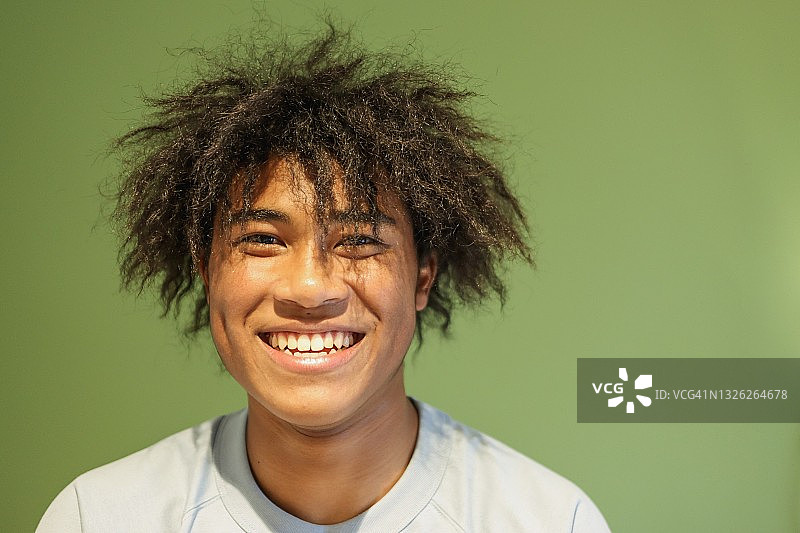 微笑的混血青年男子肖像图片素材