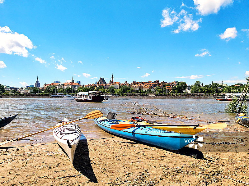 波兰华沙维斯瓦河岸边的皮划艇图片素材