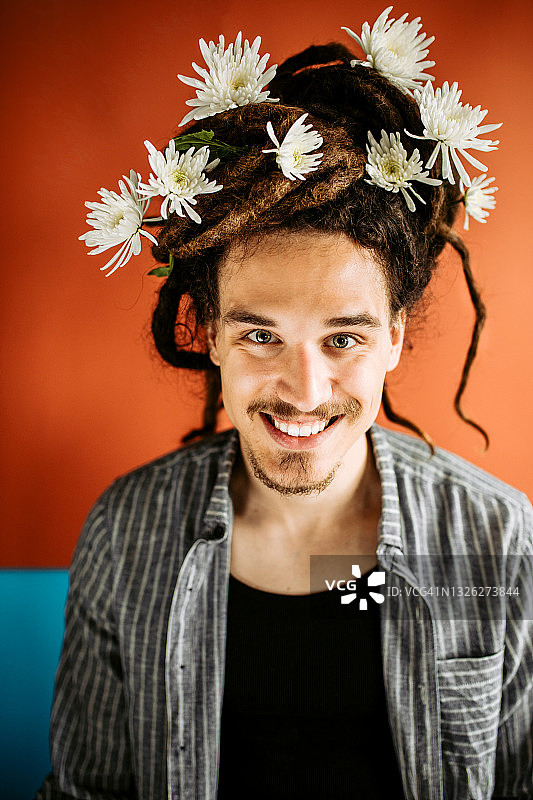 微笑的年轻嬉皮士的肖像图片素材