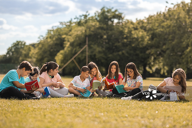 在自然环境中学习的学生们图片素材