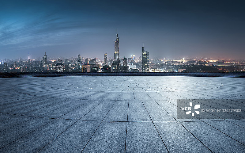 夜晚空旷的城市广场图片素材