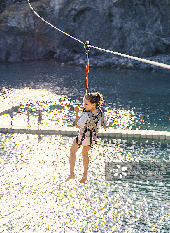 土耳其穆拉达拉曼海滩玩滑索的小女孩图片素材