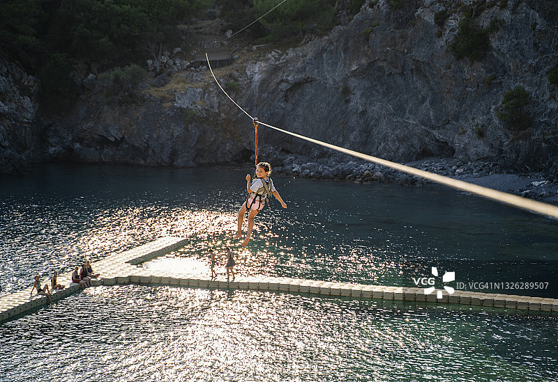 土耳其穆拉达拉曼海滩玩滑索的小女孩图片素材