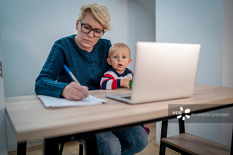 母亲和儿子在家工作图片素材
